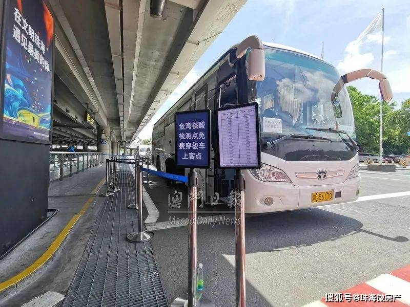 旅客可在珠海机场航站楼一楼的士车道外侧的免费穿梭车辆乘车点,乘坐