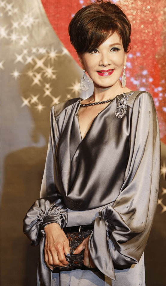 夏台凤越老越"妖艳",化浓妆也盖不住脸上皱纹,手部看着也粗糙