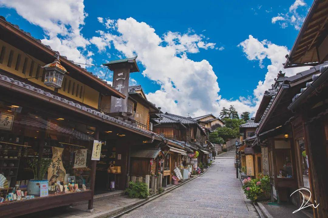 红墙、蓝天、白云,这才是夏天打开京都的正确方式!