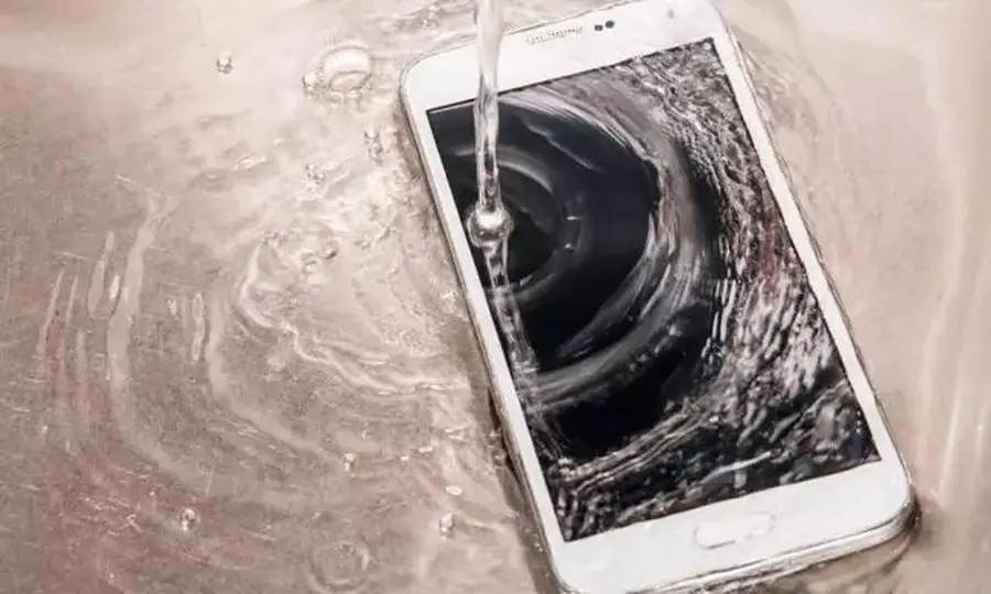 手机进水了怎么办?建议收藏,有备无患!_水滴