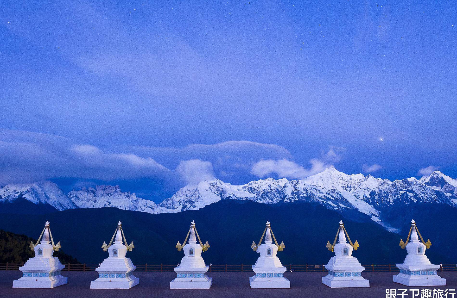 雨崩神瀑,位于梅里雪山卡瓦博格峰的南侧,有悬岩倾泻而下的瀑布,而被