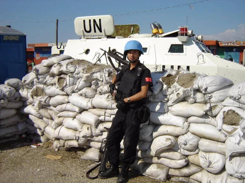 将制作复杂,威力巨大的炸弹成功拆除,多次与死神檫肩而过,海地维和