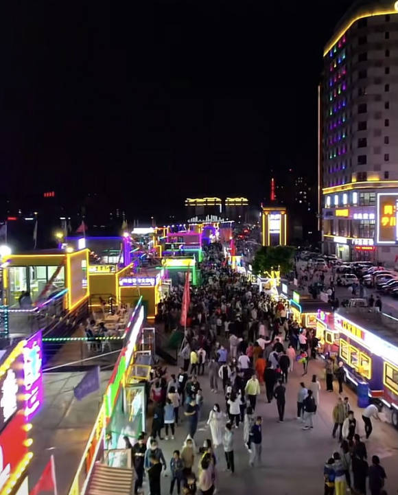 什么是集装箱夜市 a237f78a70544e97b2d046808fcaf110.jpeg