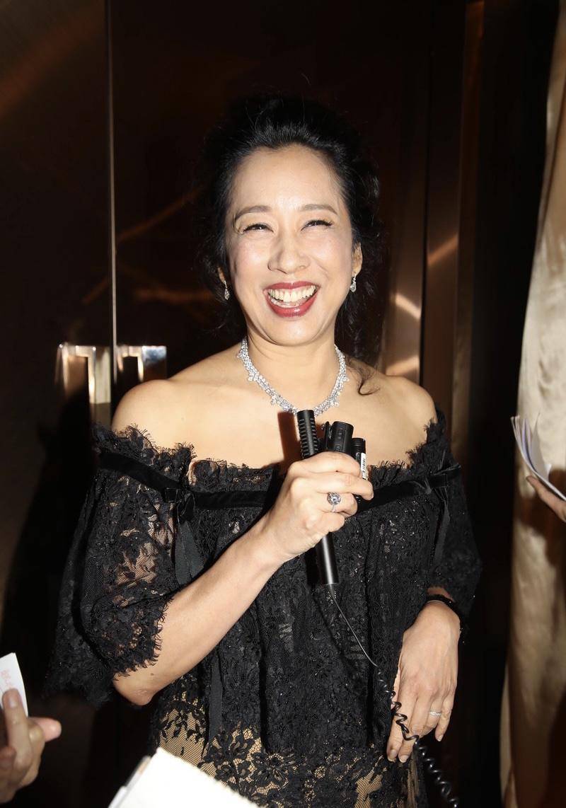 对于朱玲玲时代的女性来说,黑色是展现性感迷人的女性气质的最佳颜色