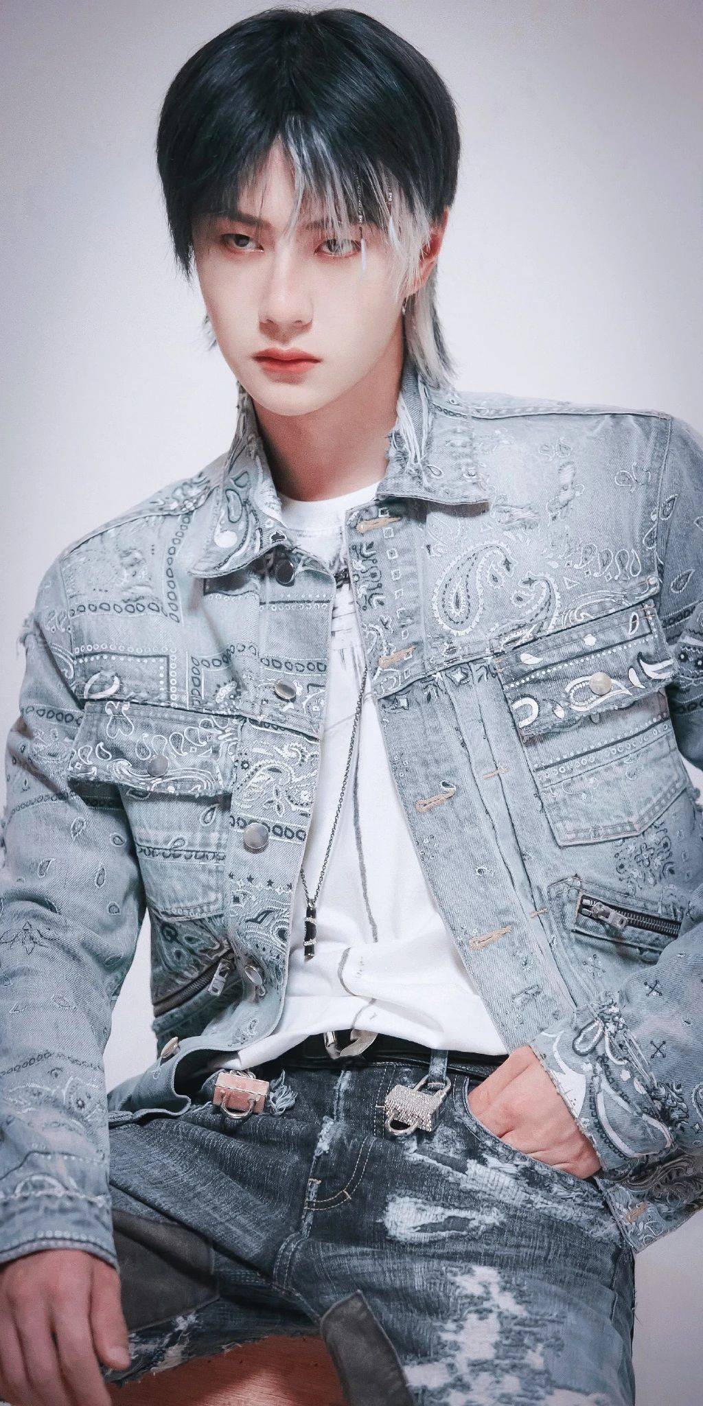 王一博壁纸冷峻的眼神梦幻风蓝白挑染长发潮流中带几分不羁