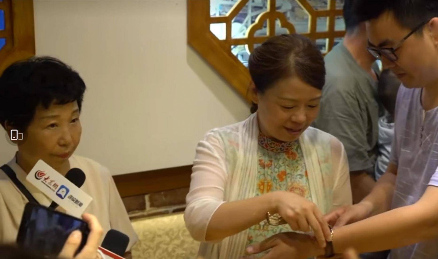 大什么霍成语_脸大适合什么发型(2)