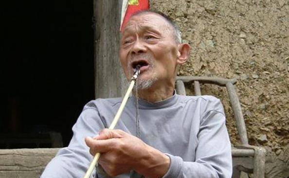 一个被农民用了3年的烟灰缸,让收藏家2包烟买走,拍出180万天价_罗军