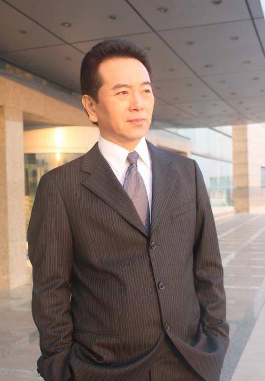 最抠门视帝张晨光身价上亿被倪萍吐槽衣服鞋子都是租的