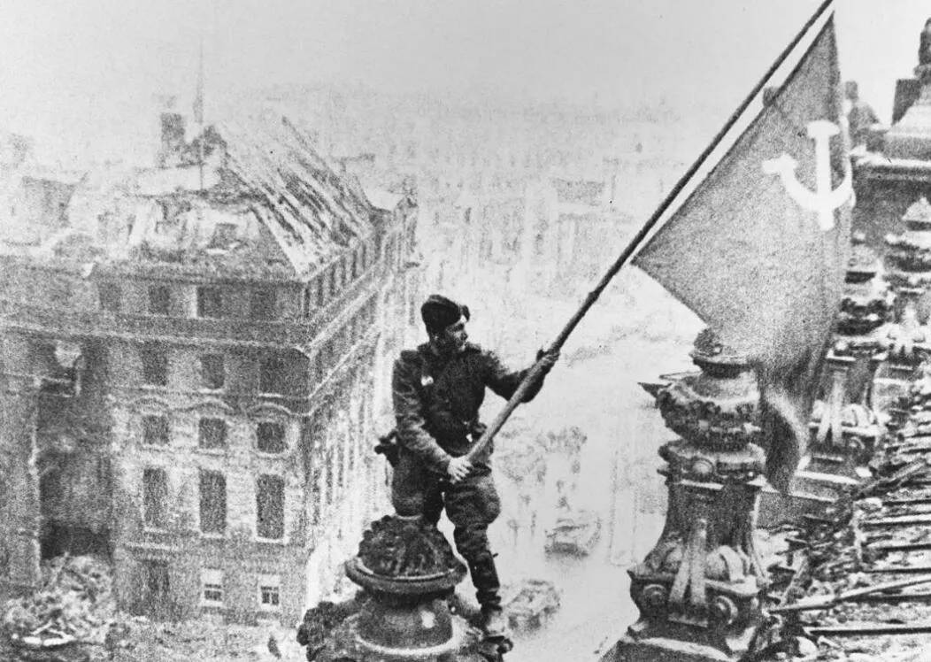 国会大厦插红旗的士兵图片