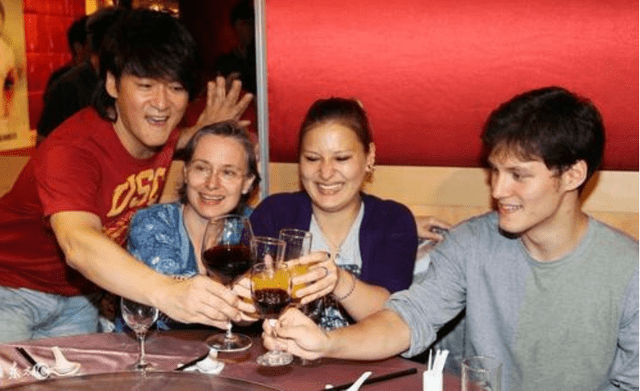 原创周华健为儿子庆祝31岁生日混血周厚安帅气高大父子俩如同兄弟