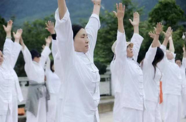 陶虹一身素衣全素颜打坐照曝光,被吐槽像老太太