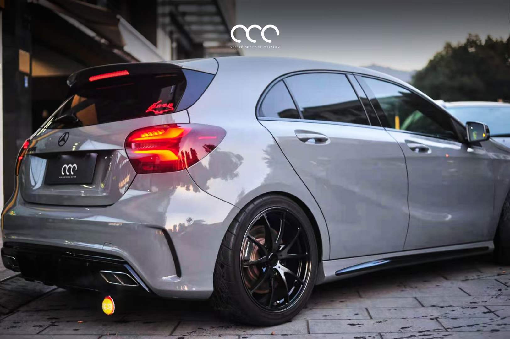奔驰a180车身贴膜mcwrap漫彩改色膜超亮pet纳多灰