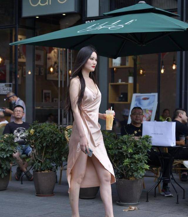 上衣|浅蓝色上衣，版型休闲，质感轻薄，更显简单大气的时尚感