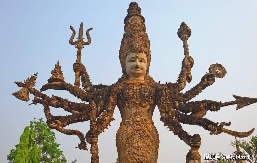 一座叫"鬼窟"公园,布满了数百尊形态诡异,造型夸张的神像_雕像