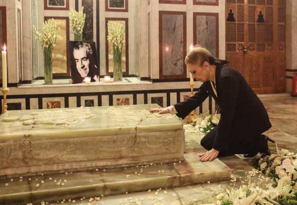 伊朗末代王后现状曝光 亮相公墓祭奠女儿 美人迟暮流亡海外 法拉赫 巴列维