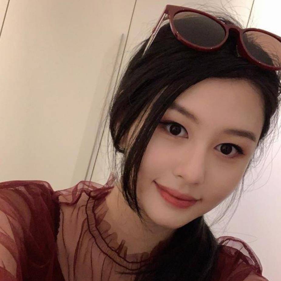 还有三个特别可爱的女儿名字分别叫做沈月,沈日和沈星