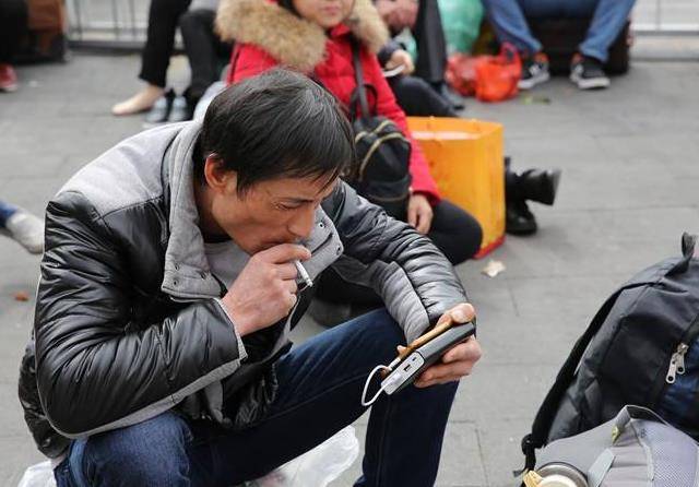 为什么现在很多人会患上颈椎病罪魁祸首在这里这个锅背定了