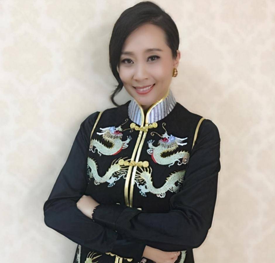 她多次登上春晚舞台,因丈夫离世淡出视线,再嫁生娃当全职妈妈_戚慧