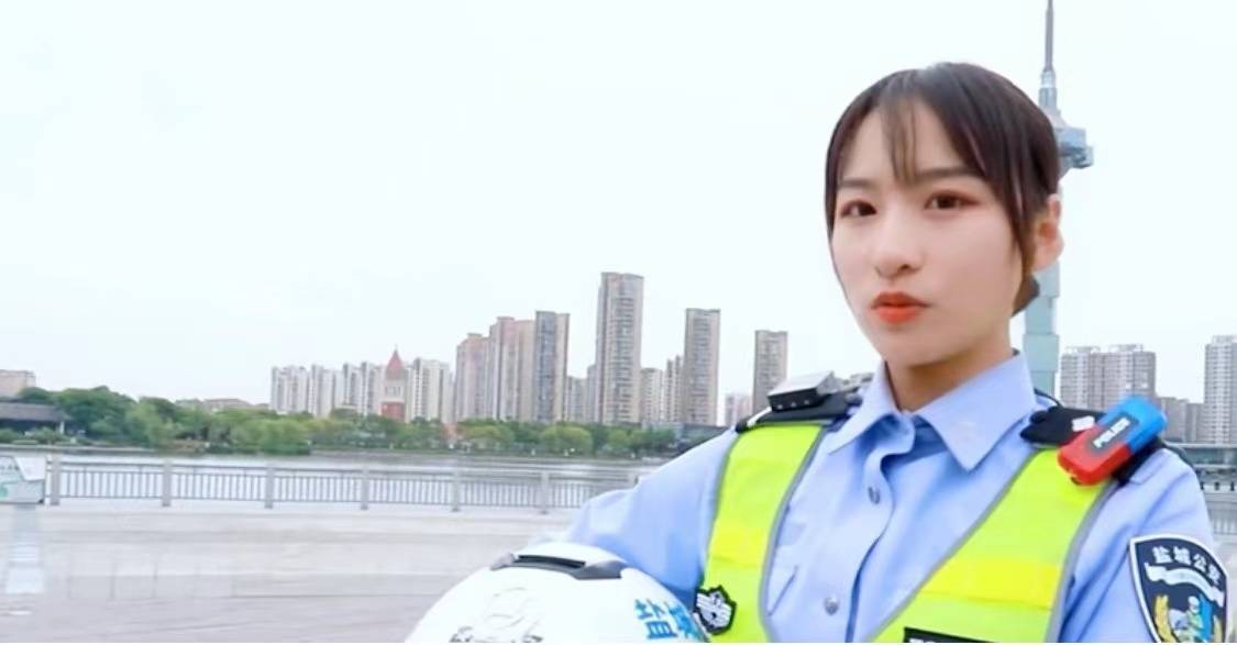 江苏一女骑警街头喊话走红,人美声甜身材好,网友:叫声老婆不过分吧