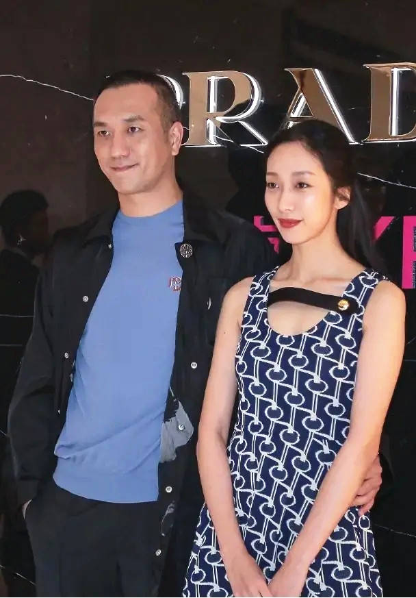 原创黄觉和娇妻同框麦子的随性搭配好优雅黄觉成宠妻狂魔