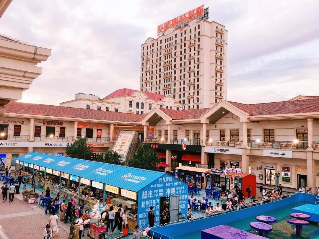 04:津门老街夜市嘉年华当晚,河北区诺德广场举办津门老街夜市嘉年华