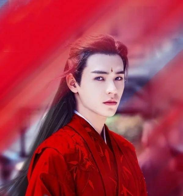 龚俊的外貌,身材配上温客行的妆容和衣着直接迷倒万千少女,尤其是红衣