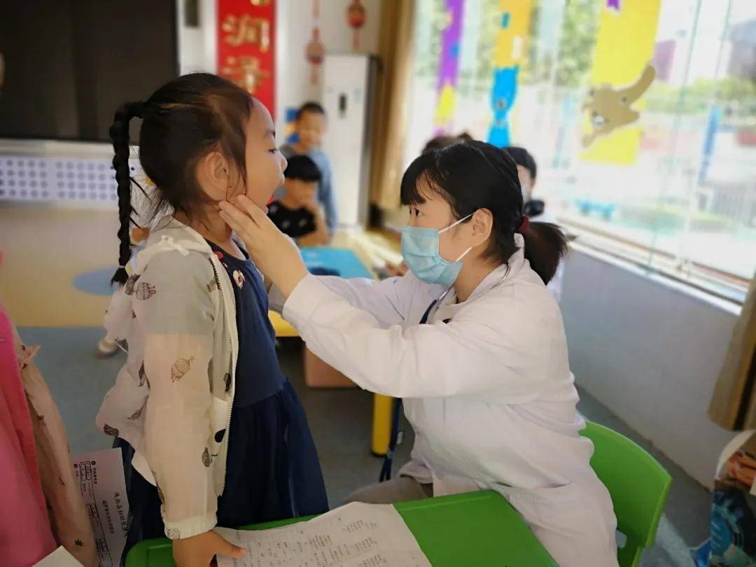 我为群众办实事入园体检给孩子不一样的六一礼物