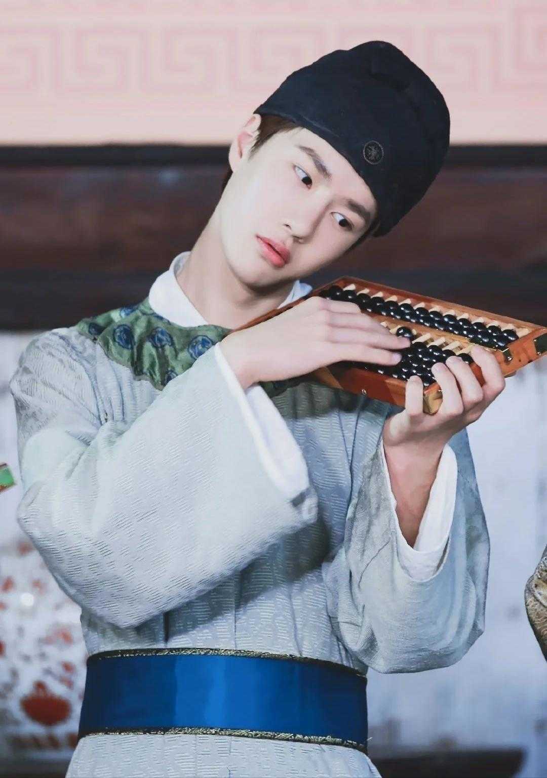 上一期《天天向上》去到三星堆博物馆,王一博看到摇钱树的小眼神都在