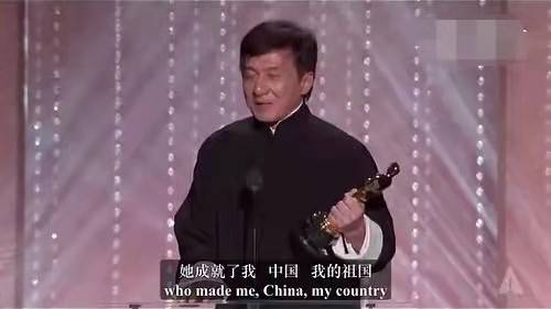 成龙深夜吃火锅,走路一瘸一拐疑旧伤复发