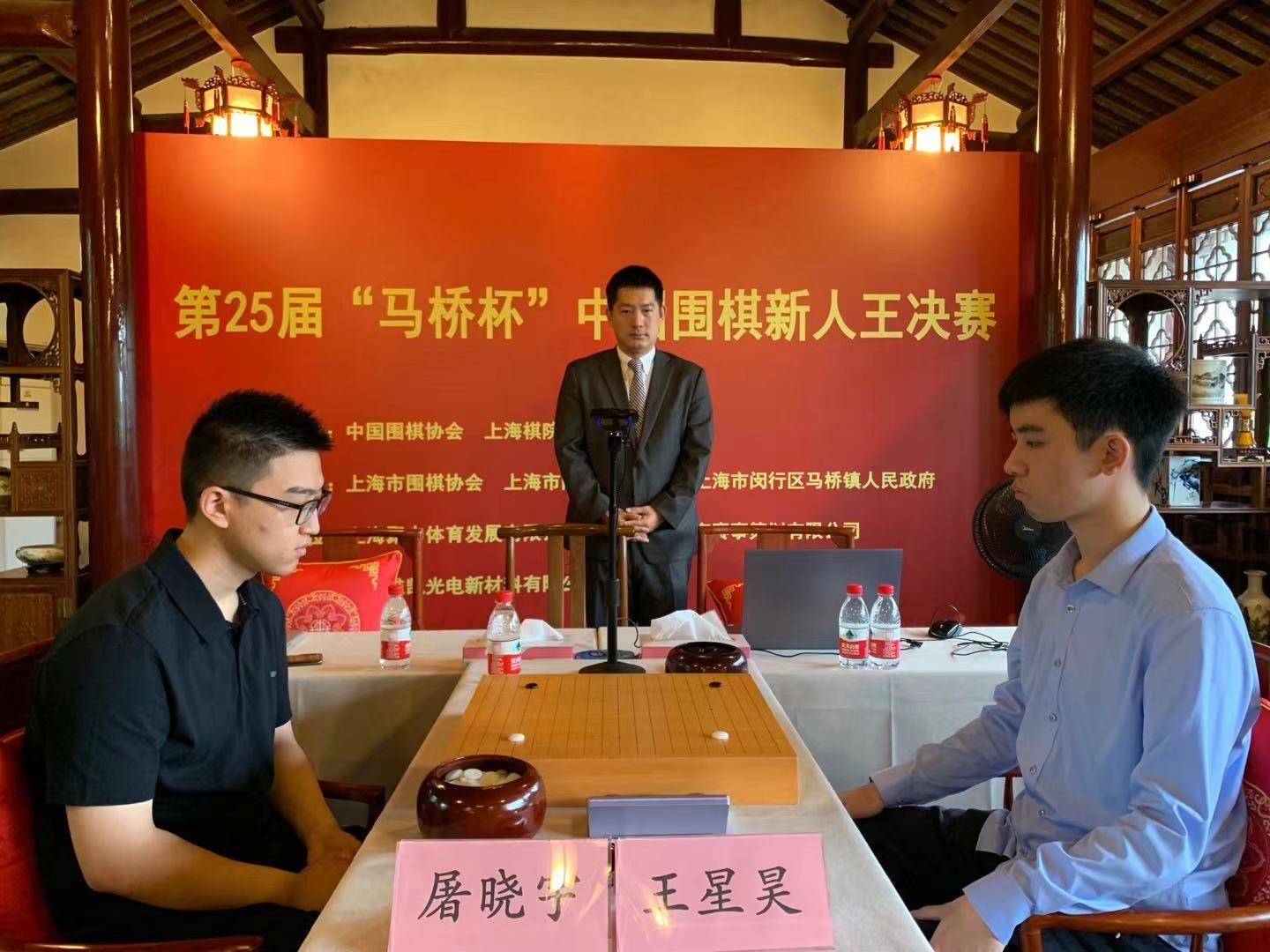 对局中第25届"马桥杯"中国围棋新人王赛由中国围棋协会和上海棋院共同