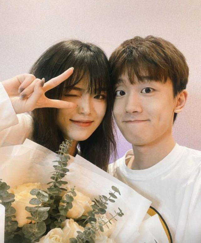 直播时,木青同学透露,有芒果台导演邀请其录制新综艺,但是她因为担心"