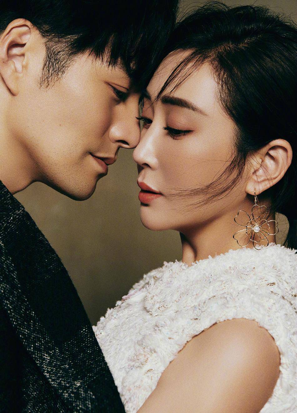 严屹宽,杜若溪玩"羞羞"写真,深情凝视对方,真甜!