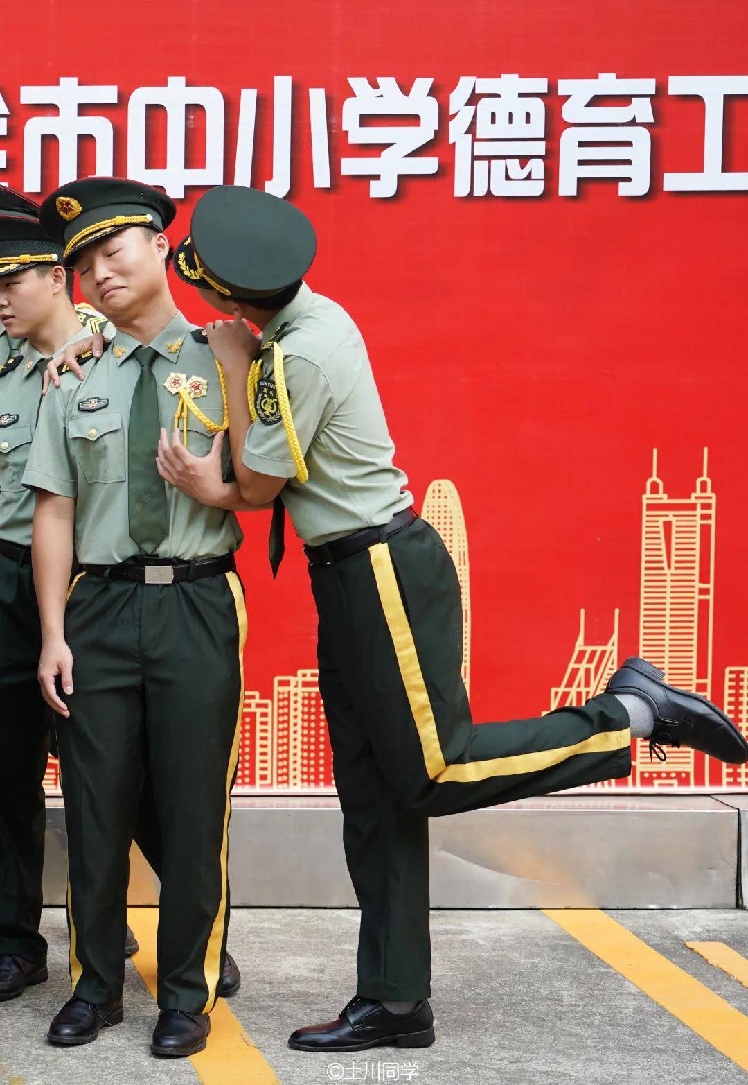 最特别的是这里有别的学校都没有的"三团"军乐团,国旗护卫队,礼仪队