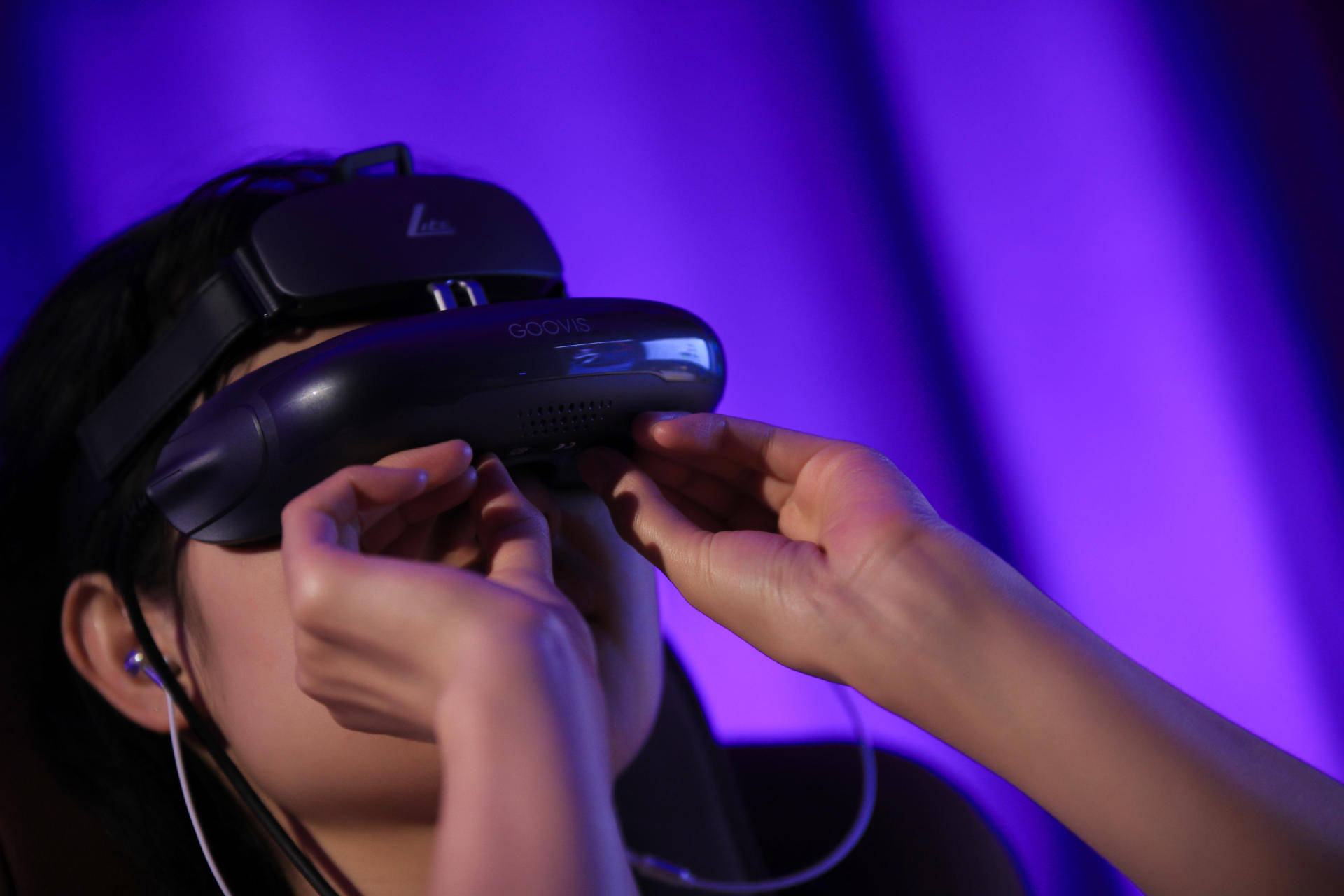 足不出户600寸巨幕观影新体验酷睿视lite头戴显示器