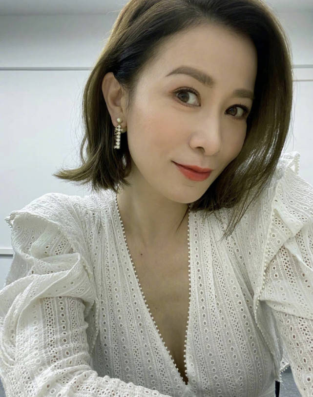 佘诗曼深v自拍吸睛十足,注意饮食怕长胖,46岁身材依旧性感