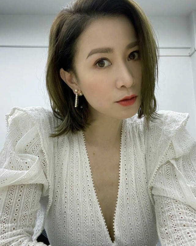 佘诗曼深v自拍吸睛十足 注意饮食怕长胖 46岁身材依旧性感