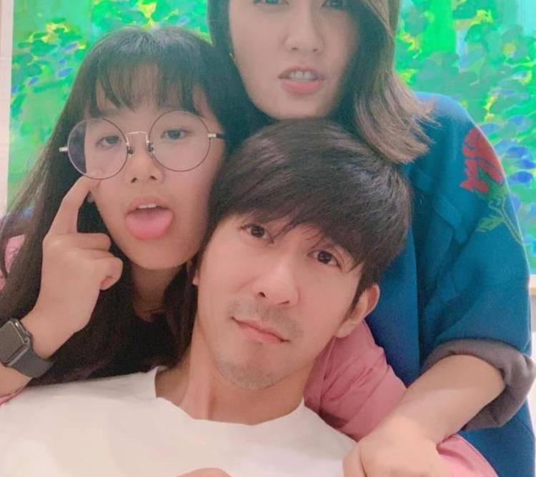 贾静雯晒女儿近照母女三人一起搞怪bo妞喂咘咘吃饭很有爱