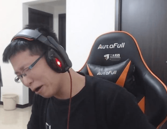 余小c诺手打出154伤害,再破两年前创下的记录,不过这次他赢了