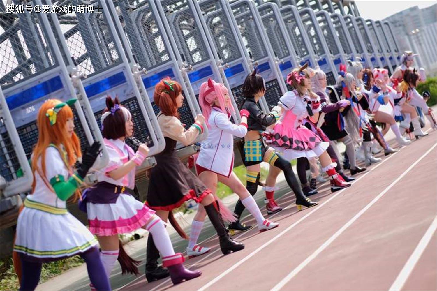 还原 赛马娘 角色飞踢动作 日本coser把自己摔骨折了 Cos