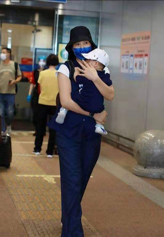 原创朱丹二胎儿子首露面,母子穿亲子装太稀罕,4岁女儿在一旁被冷落
