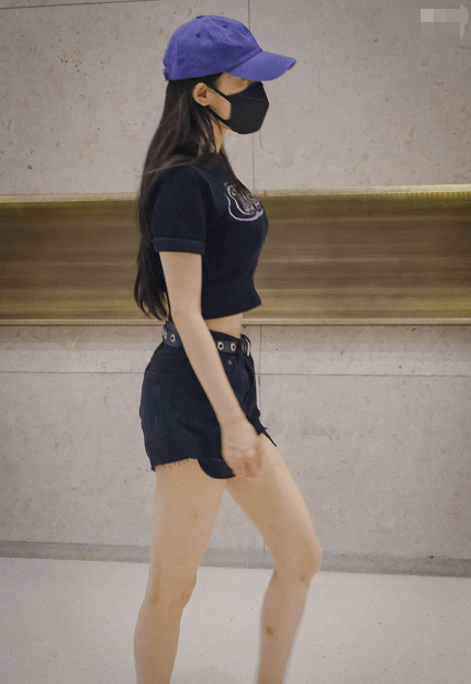 杨幂上班生图曝光看着侧身前凸后翘的曲线一眼就能看出是她