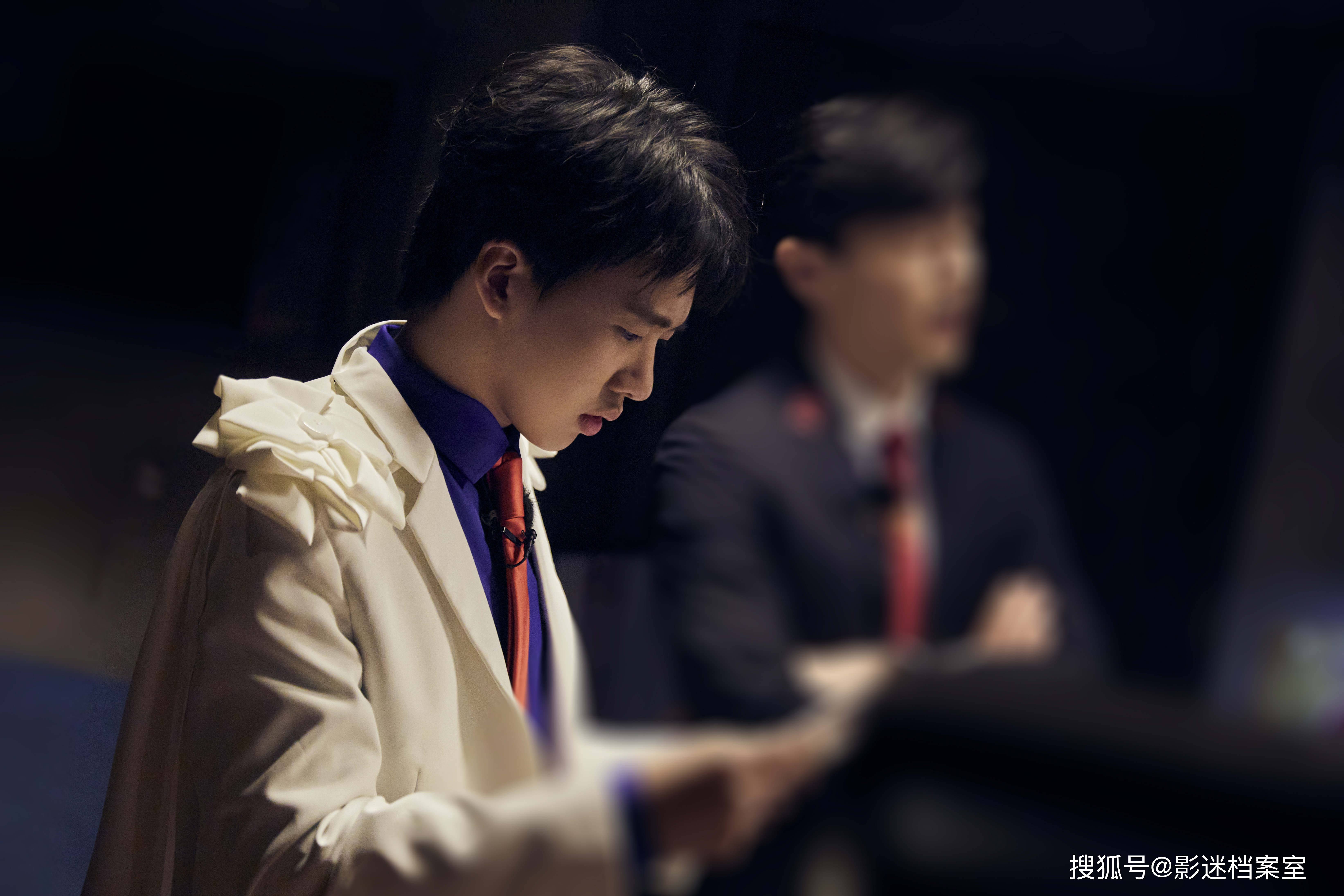 原创郭麒麟和郑恺pk倒地时手部小动作显露家教获全场嘉宾青睐