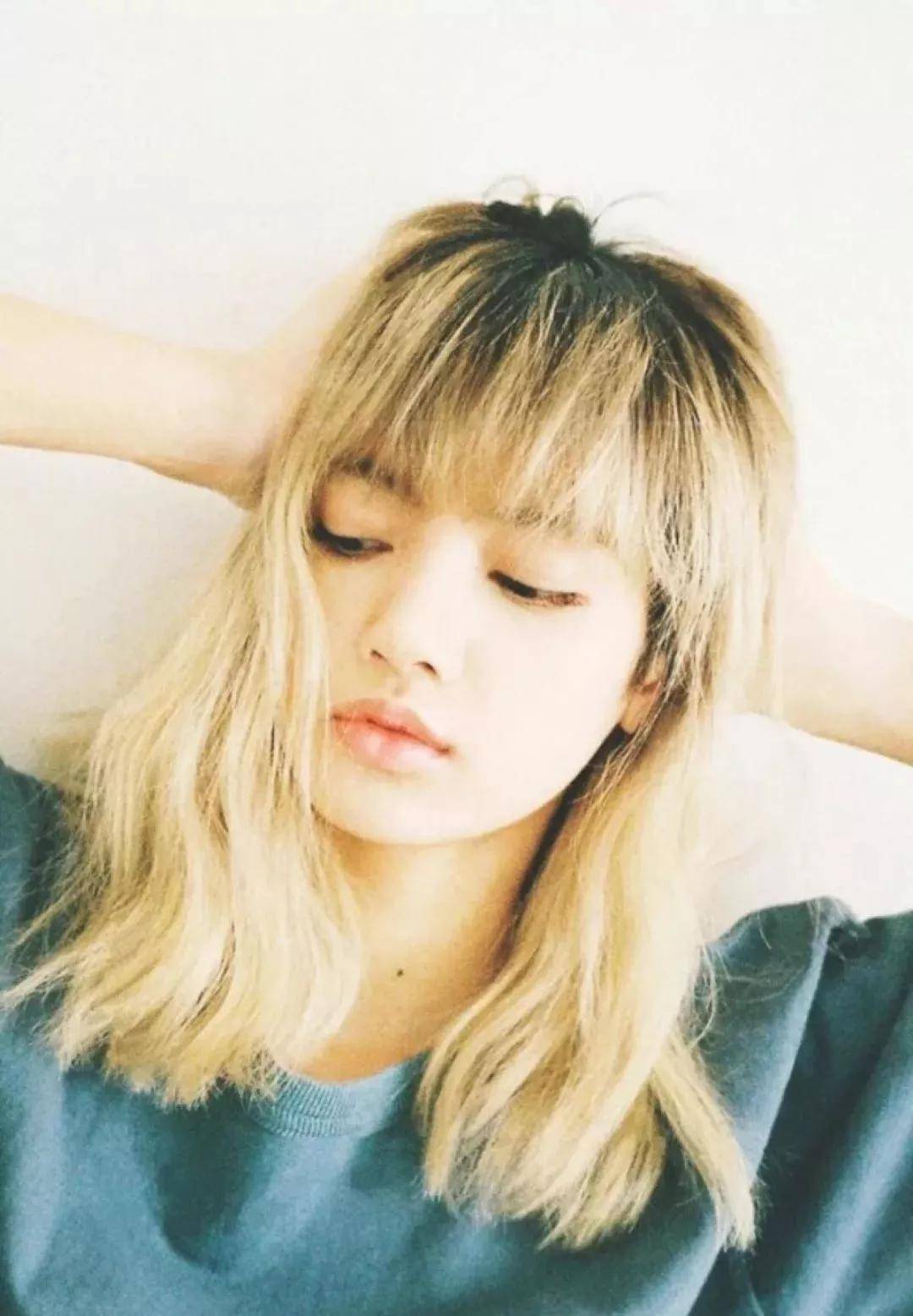 lisa来自泰国,因为具有异域感的面庞,经常被认为是混血,是娱乐圈很