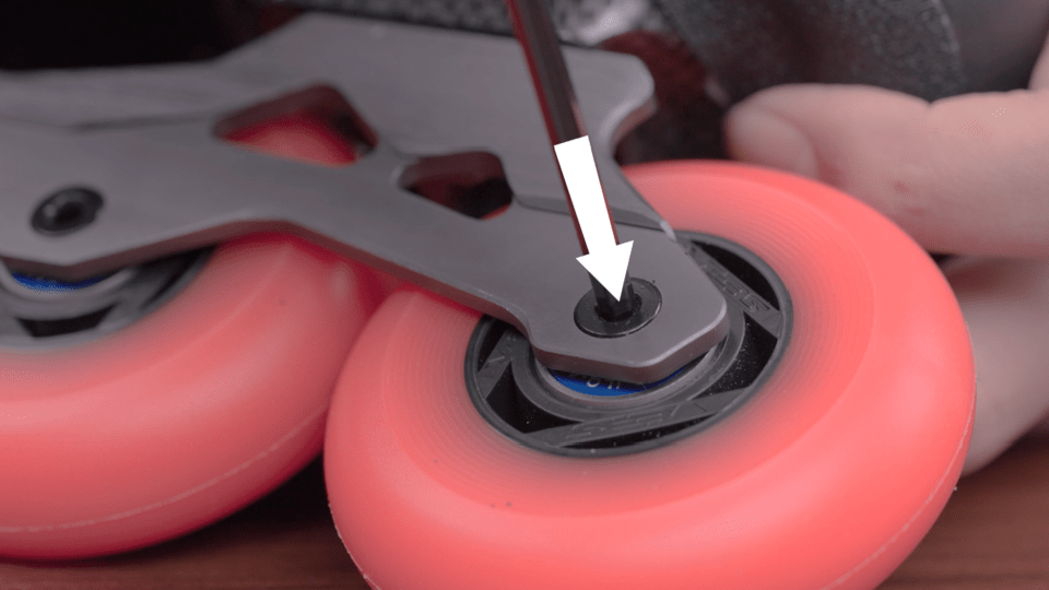 一般来说顺时针拧是拧紧穿钉,逆时针拧是拧松穿钉,固定好轮滑鞋,就