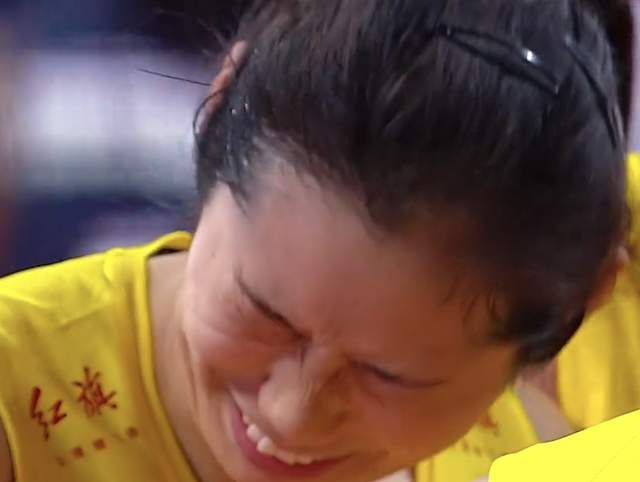 原创袁心玥打嗨了激情怒吼!朱婷捂耳朵表情痛苦,以前也有过这种误伤