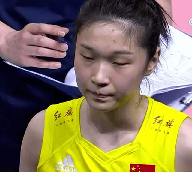 对比鲜明女排赛后上了俩热搜林莉一失误就被换下和王梦洁躲球