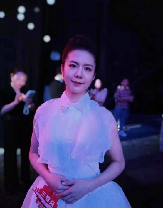 王春焱唱红星光大道,立即赶赴兰州音乐厅参加了"致敬劳动者建党百年