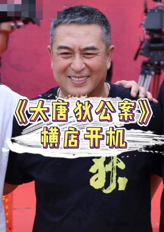张嘉译现身横店拍新戏,一头白发显憔悴