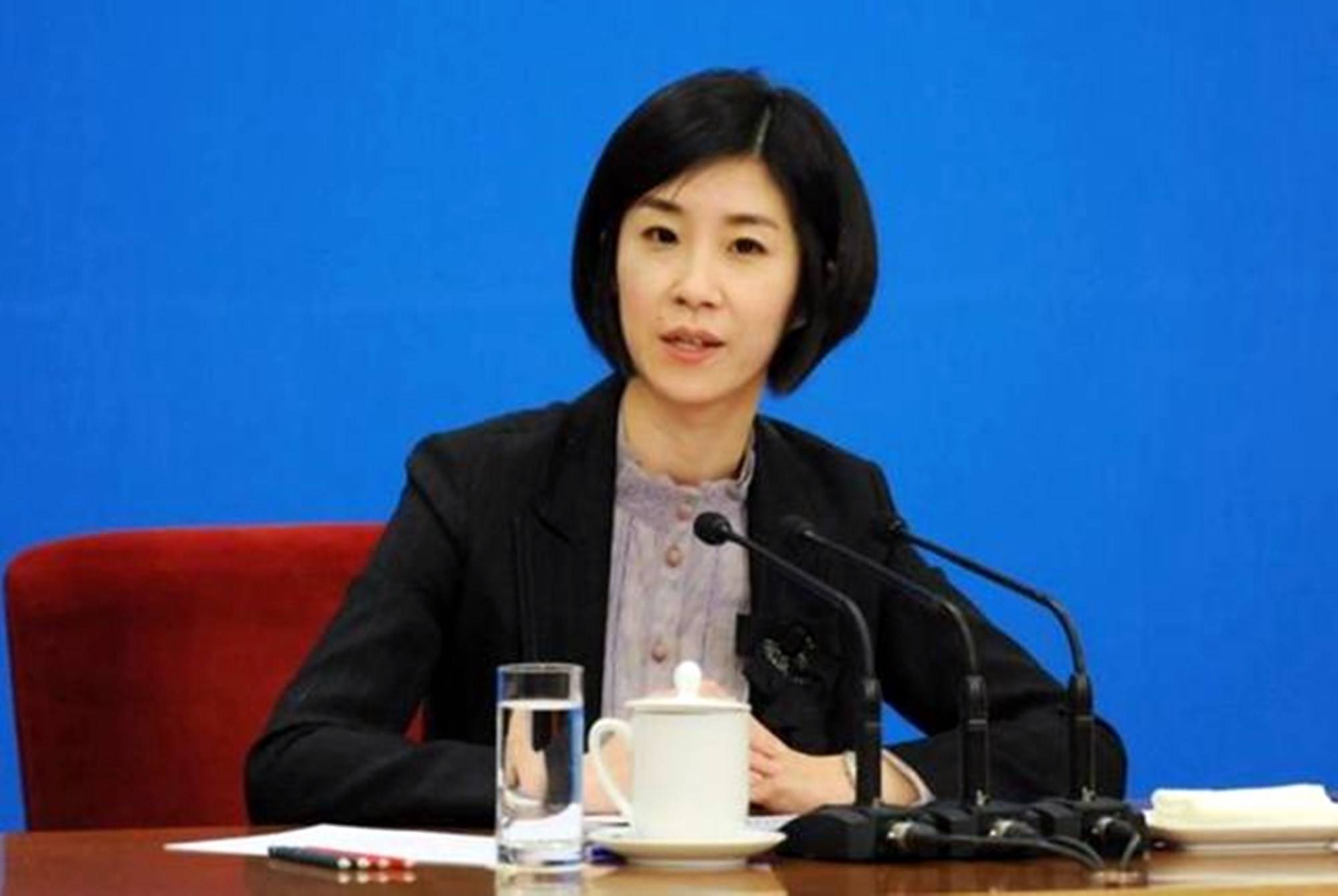 外交部"金花"升职了,曾因一句神仙翻译走红,是年轻人该追的星_张璐