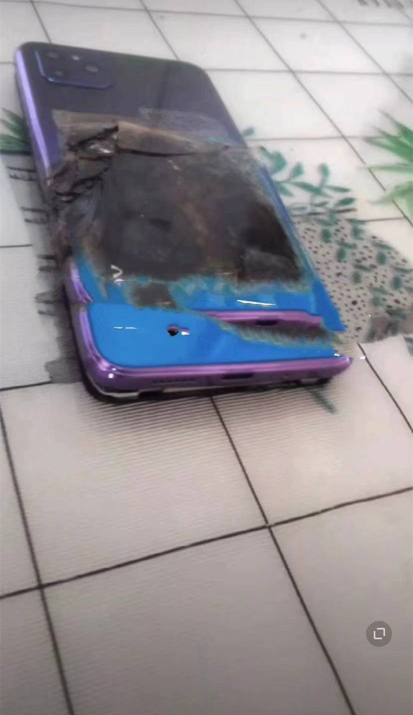 网红二驴直播间售卖手机爆炸 粉丝被炸伤手指缠满绷带(图5)